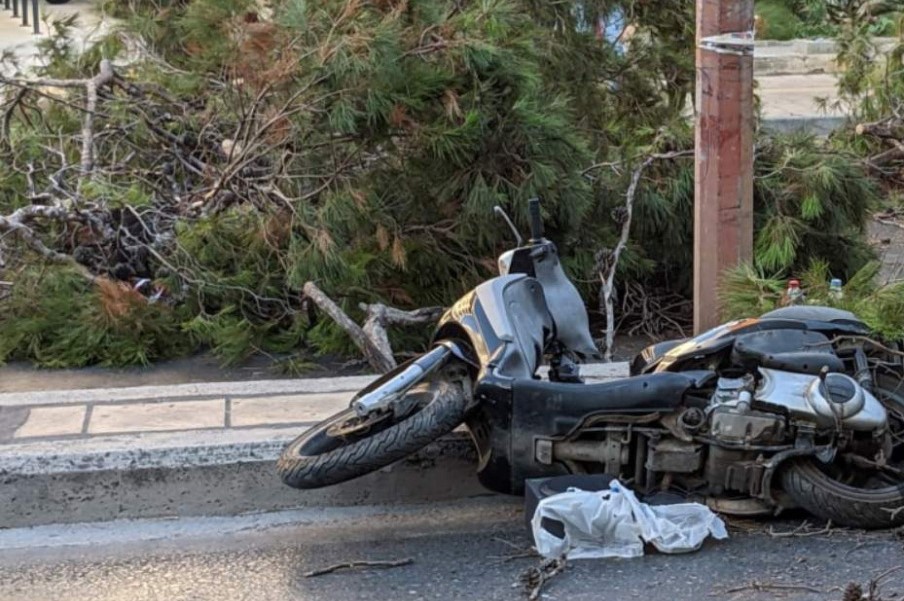 Τραγωδία στην Κρήτη: Νεκρός 50χρονος μοτοσικλετιστής που καταπλακώθηκε από δέντρο