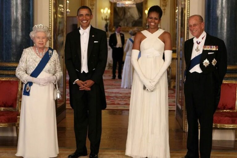 Βασίλισσα Ελισσάβετ: Οι Ομπάμα περιέγραψαν τη νύχτα που τους φιλοξένησε - Τα κουτσομπολιά, τα ξενύχτια και το βασιλικό πρωτόκολλο που έσπασαν