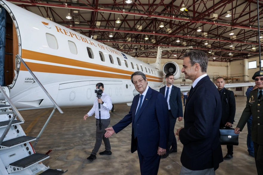 Ο Κ. Μητσοτάκης παρέδωσε στον Ν. Αναστασιάδη το κυβερνητικό αεροσκάφος που δωρίζει η Ελλάδα στην Κύπρο