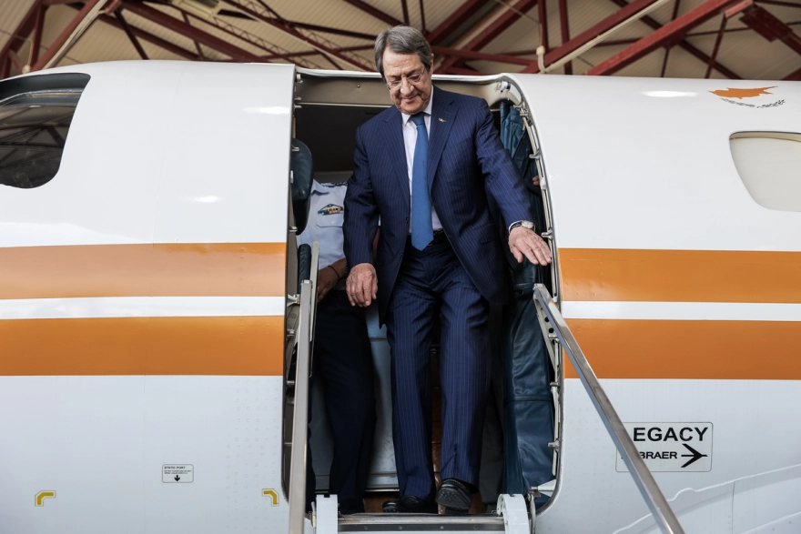 Ο Κ. Μητσοτάκης παρέδωσε στον Ν. Αναστασιάδη το κυβερνητικό αεροσκάφος που δωρίζει η Ελλάδα στην Κύπρο
