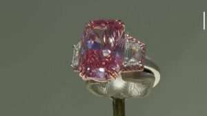 Σπάνιο ροζ διαμάντι 11, 15 καρατίων βγαίνει στο «σφυρί»