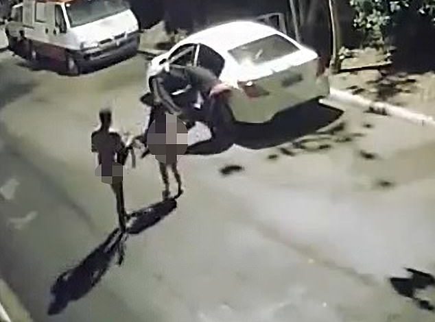 Βραζιλία: Έκλεψαν αυτοκίνητο την ώρα που ζευγάρι ερωτοτροπούσε μέσα – Τους πέταξαν τσιτσίδι στο δρόμο (βίντεο)