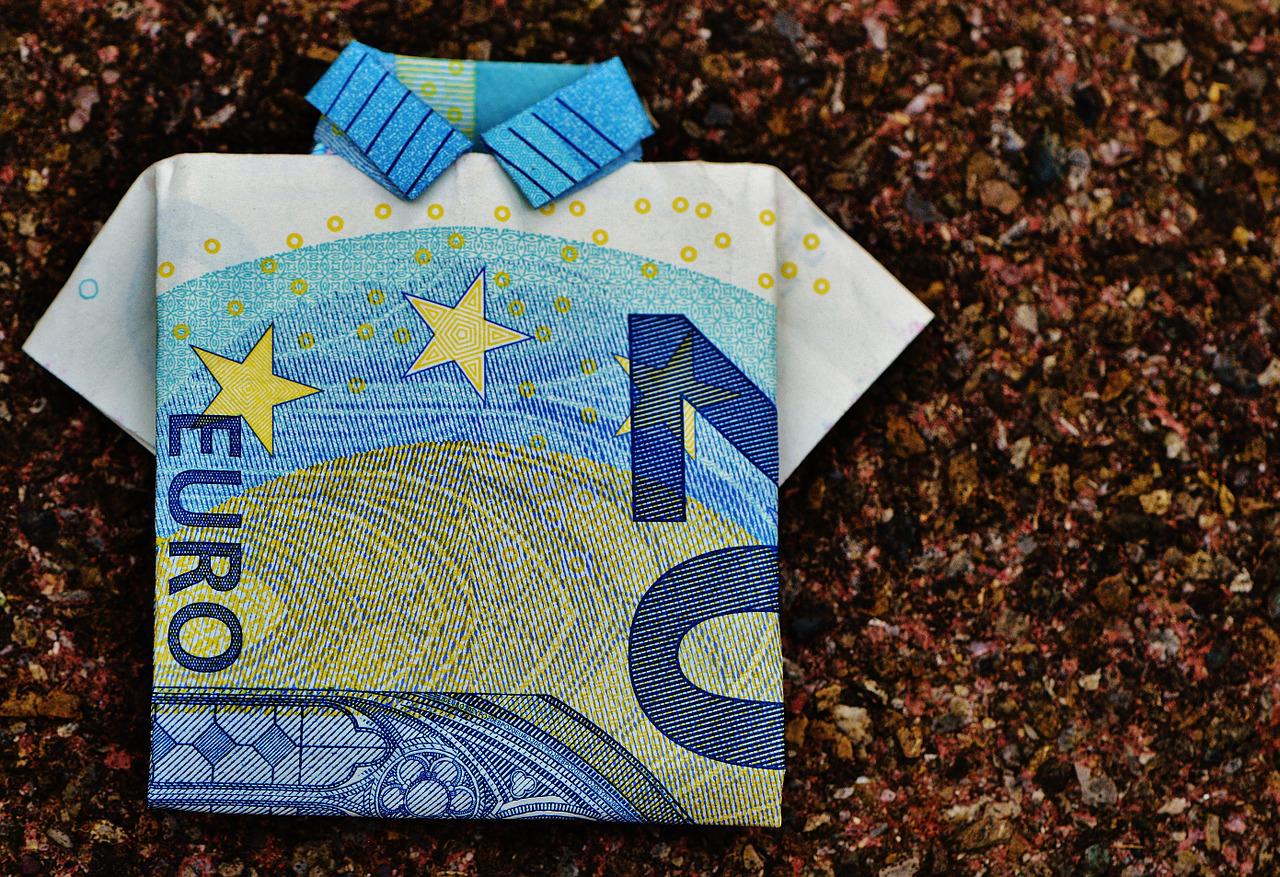 Βουτιά για το ευρώ: Η ισοτιμία του με το δολάριο υποχωρεί σε χαμηλό 20ετίας