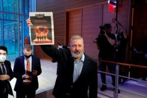 Ρωσία: Ανακαλεί την άδεια κυκλοφορίας της εφημερίδας Novaya Gazeta