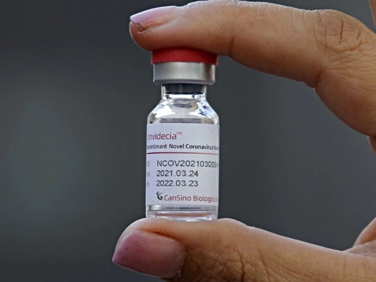 Κορωνοϊός: Η Κίνα ενέκρινε τη χρήση εισπνεόμενου εμβολίου ως αναμνηστική δόση