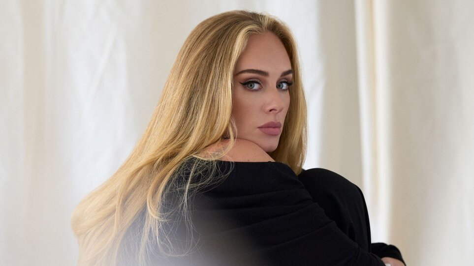 Adele: Η λεπτομέρεια στη φωτογραφία της που πυροδότησε τις φήμες ότι παντρεύτηκε (ξανά) κρυφά