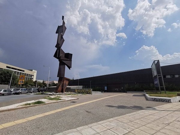 Η ιστορία του εντυπωσιακού γλυπτού του Ζογγολόπουλου στην πύλη