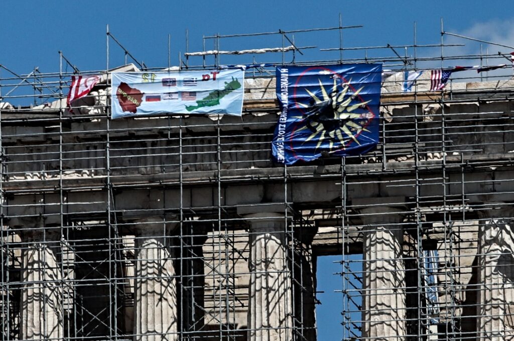 Συναγερμός στην Ακρόπολη, άνδρας σκαρφάλωσε σε σκαλωσιά του Παρθενώνα και κρέμασε σημαίες (εικόνες)
