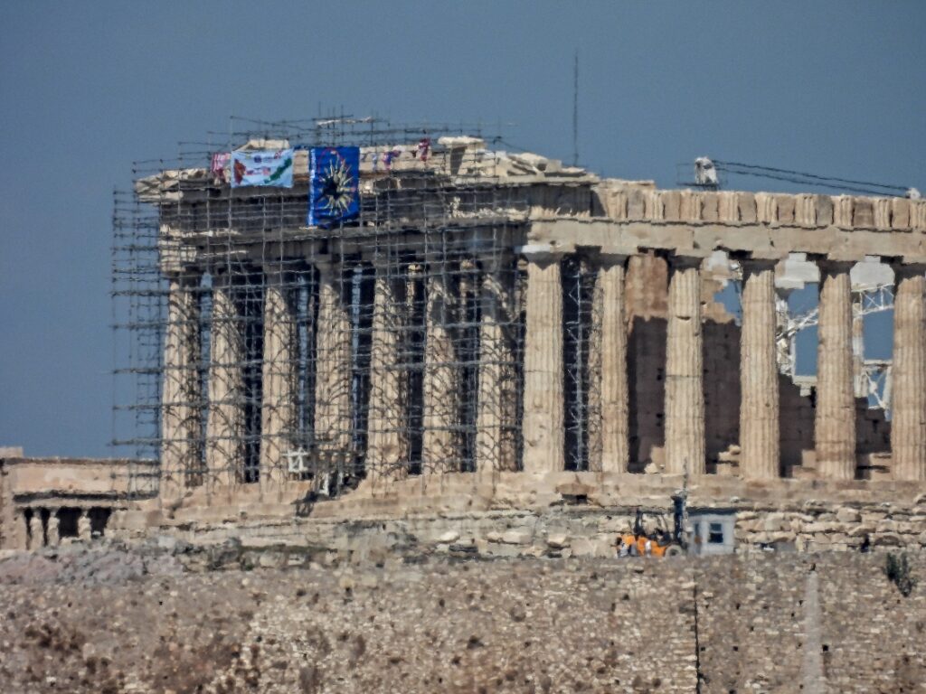 Συναγερμός στην Ακρόπολη, άνδρας σκαρφάλωσε σε σκαλωσιά του Παρθενώνα και κρέμασε σημαίες (εικόνες)
