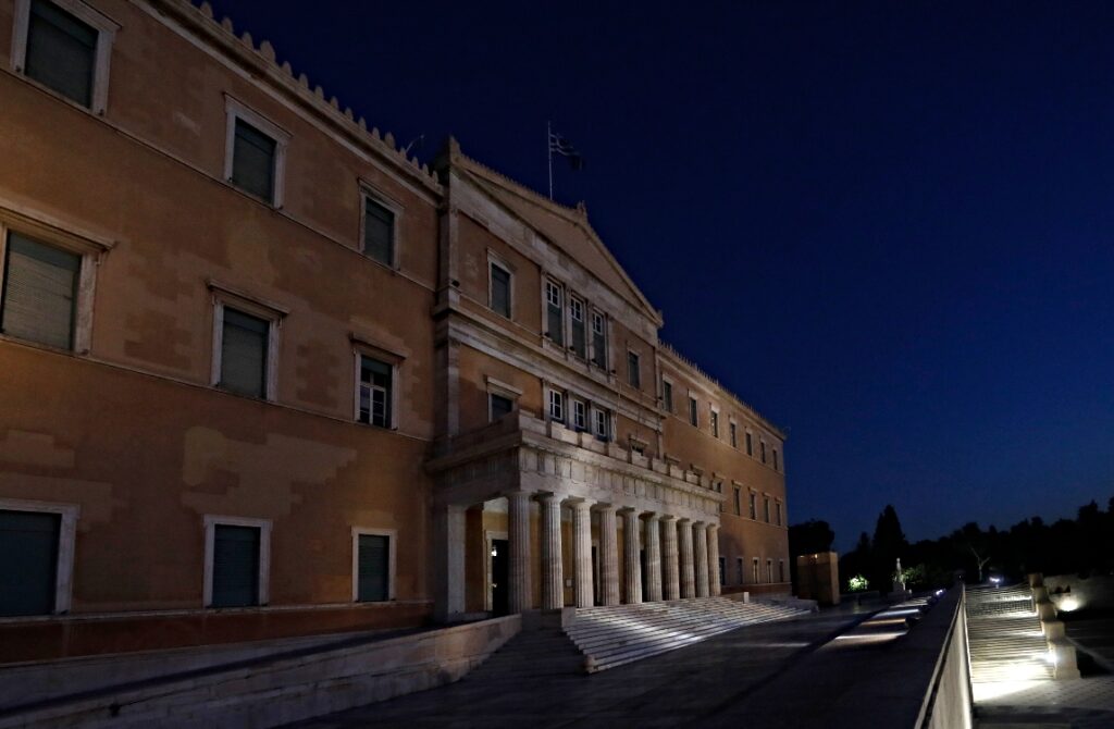 Η Βουλή κλείνει τα φώτα λόγω… ενεργειακής κρίσης