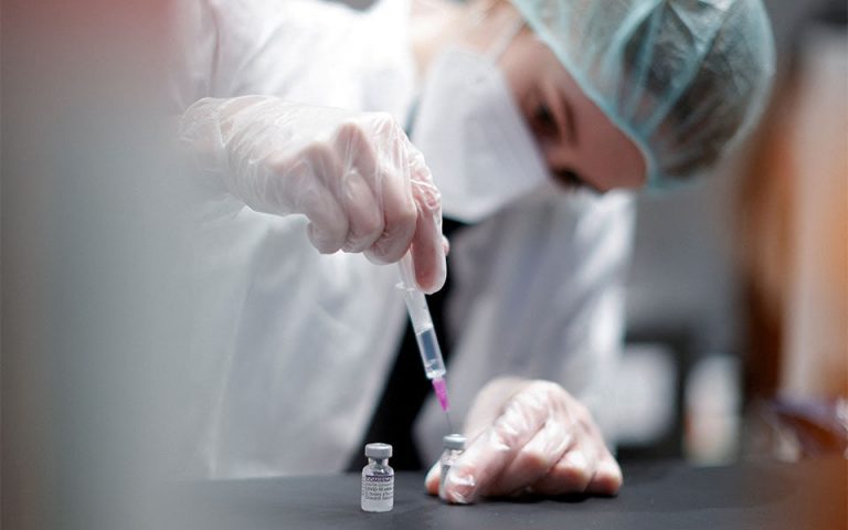 Επικαιροποιημένα εμβόλια: Για ποιους είναι η αναμνηστική δόση- Συμβουλής από την Επιτροπή Εμβολιασμών