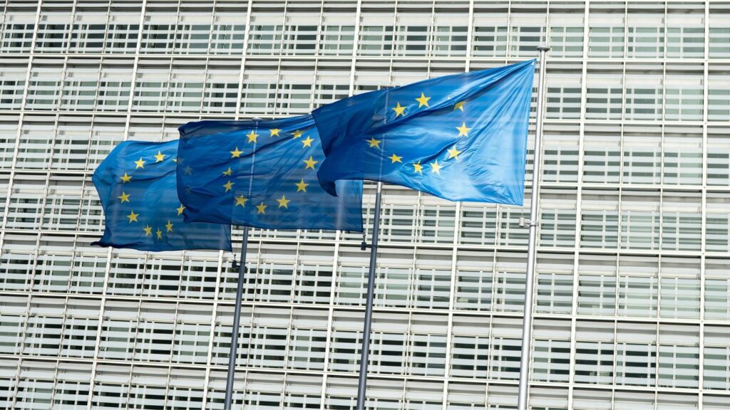 Κομισιόν: Οι προβλέψεις για μισθούς, τριετίες και ανεργία στην Ελλάδα