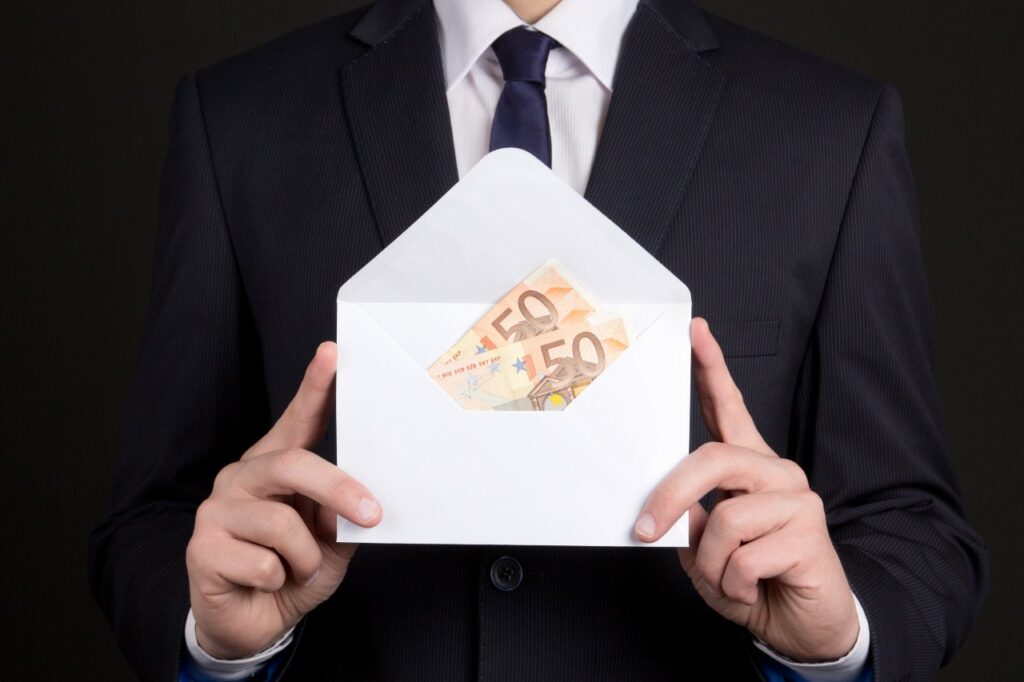 Ποιος πούλησε 7 εκατ. ευρώ την «ανύπαρκτη» εταιρία του εκμεταλλευόμενος την… θεσμική θέση ισχύος που κατείχε;