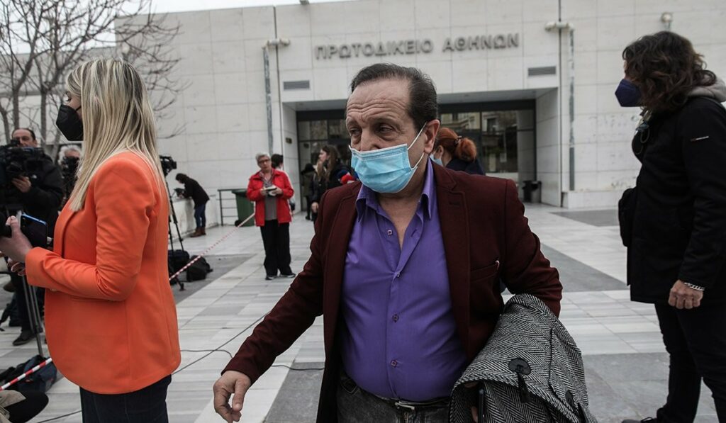 Ο Μπιμπίλας πέταξε λαχεία στη συνήγορο υπεράσπισης-Νέα διακοπή στη δίκη