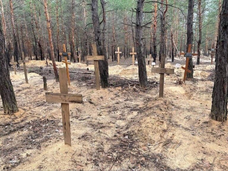Ζελένσκι: «Ομαδικός τάφος» 440 ανθρώπων βρέθηκε στο Ιζιούμ