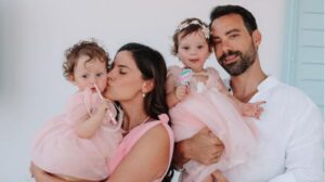Σάκης Τανιμανίδης-Χριστίνα Μπόμπα: Βαφτίζουν σήμερα με Μυκονιάτικο αέρα τις κόρες τους - Ποιοι είναι οι επτά νονοί των διδύμων