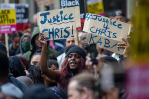 Λονδίνο: Διαδηλωτές ζητούν δικαιοσύνη για έναν μαύρο άνδρα που σκότωσαν οι Αρχές
