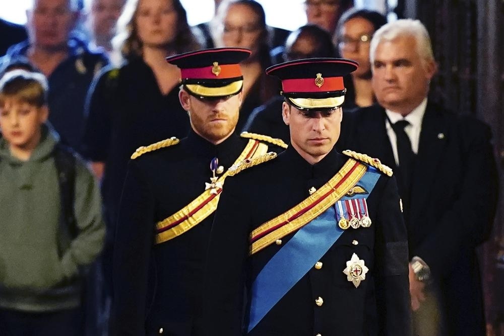 Βασίλισσα Ελισάβετ: Αφαίρεσαν τα αρχικά της από τη στολή του Χάρι - «Είναι Συντετριμμένος»