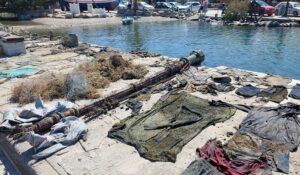Πάρος: Μια χωματερή στο βυθό της θάλασσας – Έριξαν ακόμα και στύλο φωτισμού από δρόμο του νησιού