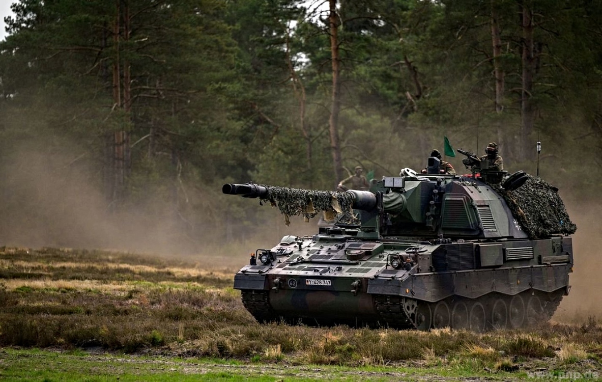 Η Γερμανία αποστέλλει ακόμη τέσσερα άρματα μάχης PZH 2000 στην Ουκρανία