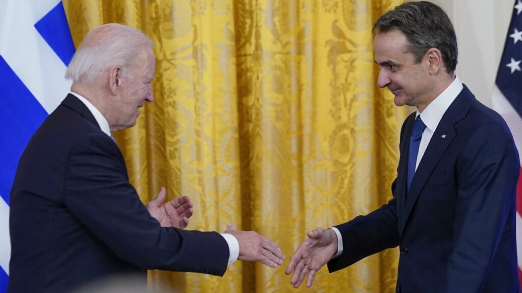 Μητσοτάκης – Μπάιντεν: Εγκάρδια συνομιλία στη δεξίωση που παρέθεσε ο πρόεδρος των ΗΠΑ