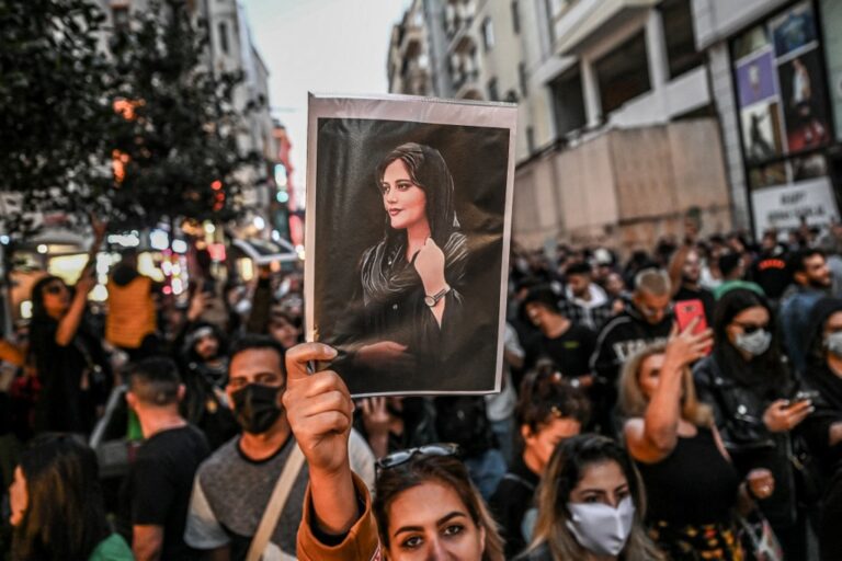 Ιράν: Η «επανάσταση των γυναικών» - Καίνε τις μαντίλες για τον θάνατο της Μαχσά Αμινί