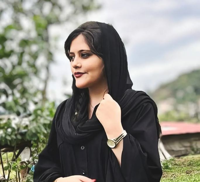 Ιράν: Η «επανάσταση των γυναικών» - Καίνε τις μαντίλες για τον θάνατο της Μαχσά Αμινί