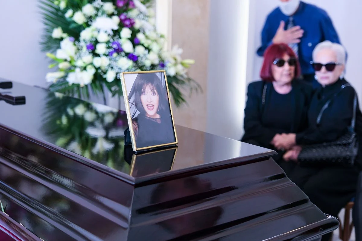 Μάρθα Καραγιάννη: Ράγισαν καρδιές στην κηδεία της - Ποιοι πήγαν (Φωτογραφίες + Βίντεο)