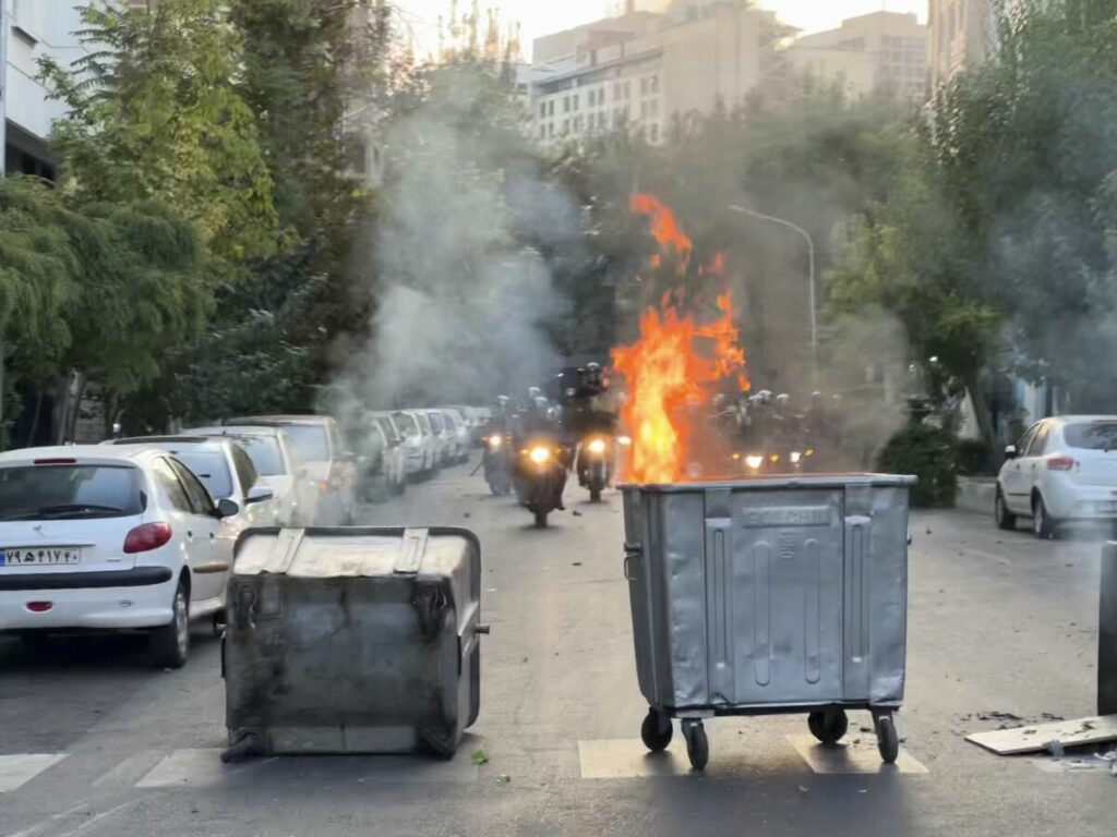 Χάος στο Ιράν: Oι διαδηλώσεις μαίνονται σε πολλά σημεία της χώρας και οι νεκροί έφτασαν τους 50