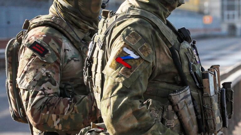 Ρωσία: Πίνοντας «βότκα» γιορτάζουν την επιστράτευση τους οι Ρώσοι - Μεθυσμένος στρατιώτης κοιμήθηκε στην πίστα αεροδρομίου