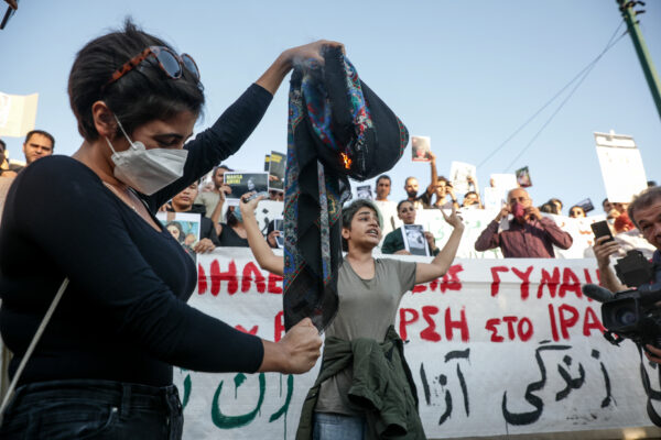 εκατοντάδες Ιρανοί και Ιρανές από την Αθήνα.