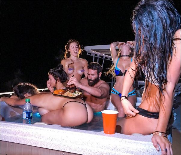 Νταν Μπιλζέριαν: Στην Ελλάδα για διακοπές παρέα με 8 μοντέλα