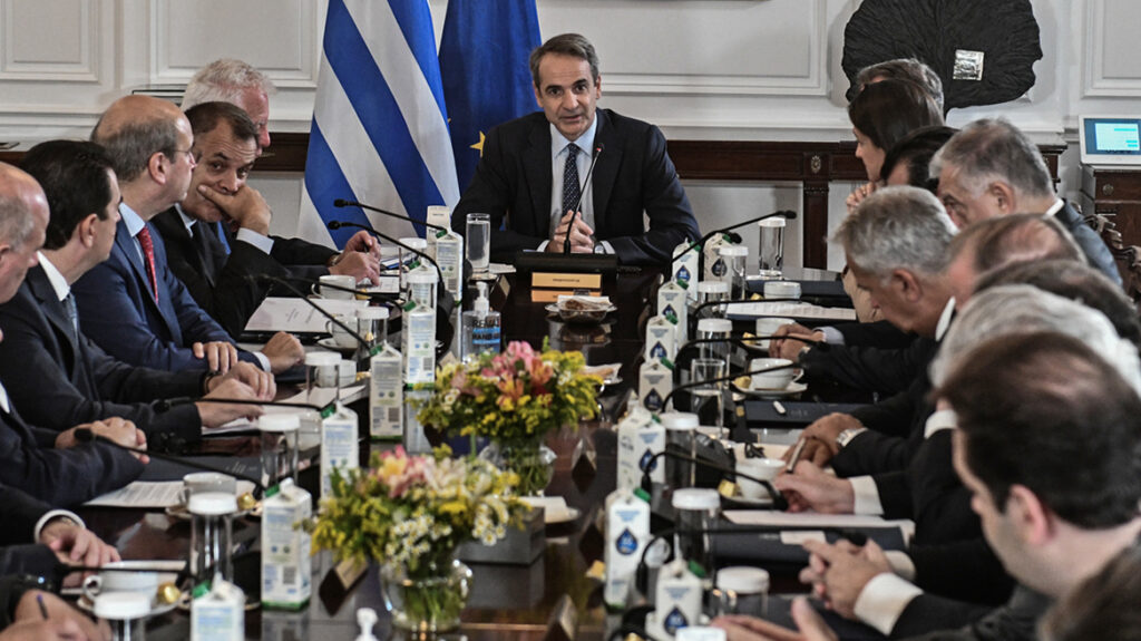 Μητσοτάκης Υπουργικό: Συγκράτηση τιμών