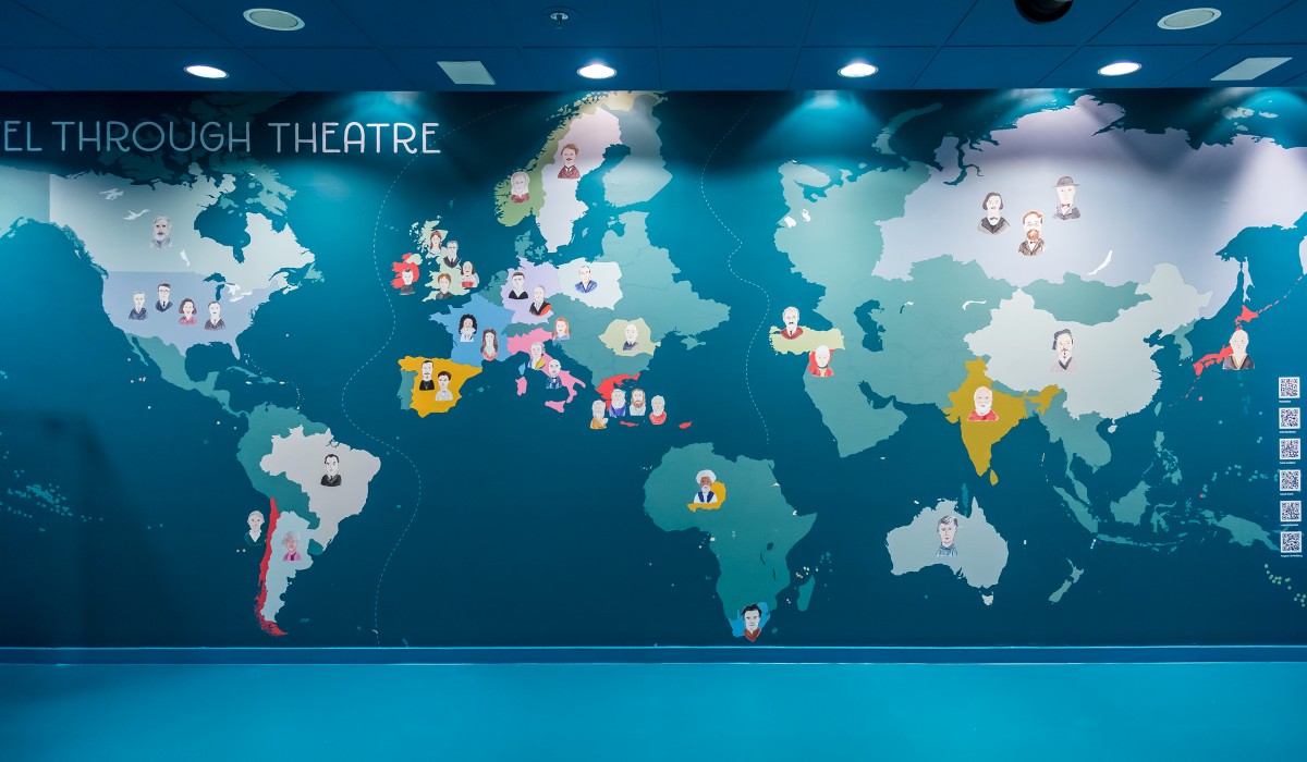 «Travel Through Theatre»: Η έκθεση του Εθνικού Θεάτρου σε συνεργασία με τον Διεθνή Αερολιμένα Αθηνών