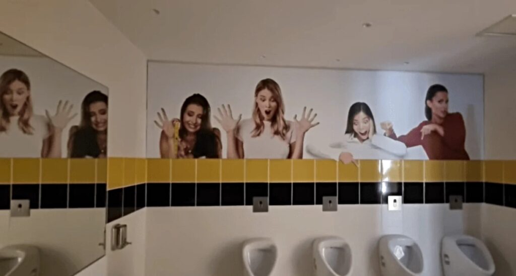 «Αγιά Σοφιά»: Οι τουαλέτες… τρολ με εικόνες γυναικών στις ανδρικές τουαλέτες του νέου γηπέδου