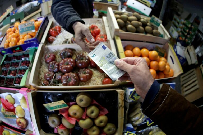 Επιβράδυνση του πληθωρισμού στο 6,1% τον Φεβρουάριο - Ανατιμήσεις 15% στα τρόφιμα