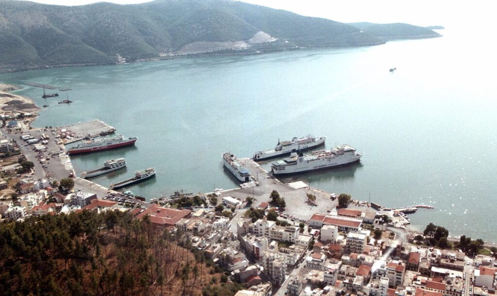 Πάρος: Αυτοκίνητο έπεσε στη θάλασσα, βγαίνοντας από ferry στο λιμάνι της Πούντας