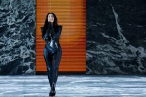 Cher: Έκλεισε το σόου του οίκου Balmain με μία φουτουριστική φόρμα και αποθεώθηκε