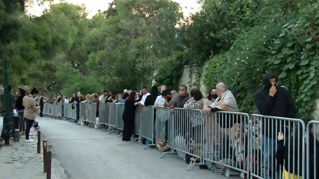 Τίμιος Σταυρός - Λυκαβηττός: Ουρές στον ναό των Αγίων Ισιδώρων για να σταυρωθούν από τον ιερέα