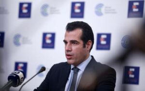 Πλεύρης: Εξετάζουμε τη διαγραφή των προστίμων στους άνω των 60 που εμβολιάστηκαν