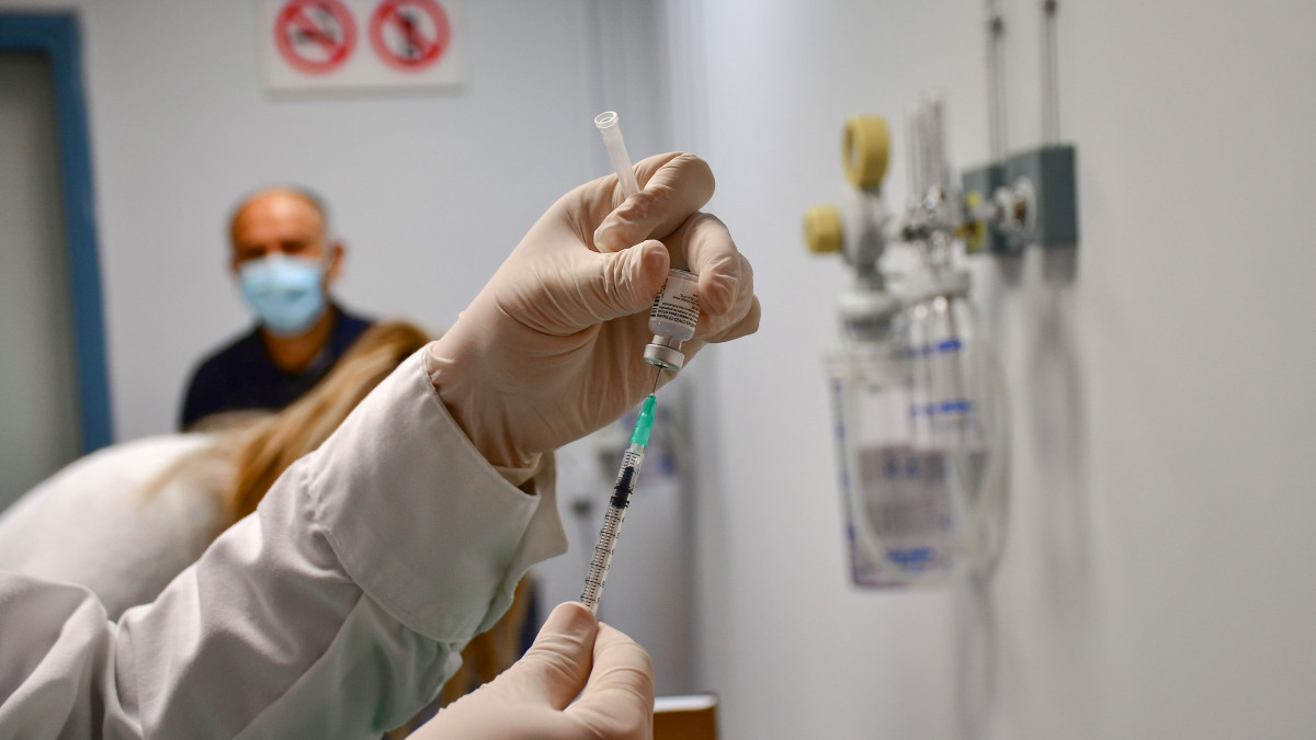 Κορωνοϊός: Ξεκινούν σήμερα οι εμβολιασμοί με τα επικαιροποιημένα εμβόλια