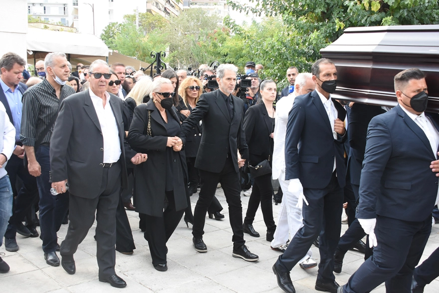 Συγκίνηση στην κηδεία του Σταμάτη Κόκοτα - Το τελευταίο αντίο από φίλους και συγγενείς (Φωτογραφίες)