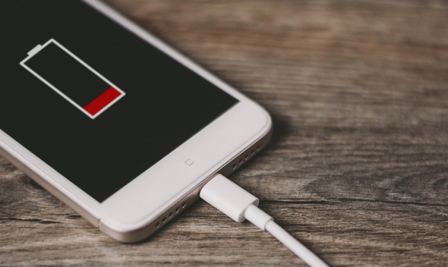 iPhone: Έρχεται μεγάλη αλλαγή στον τρόπο φόρτισης