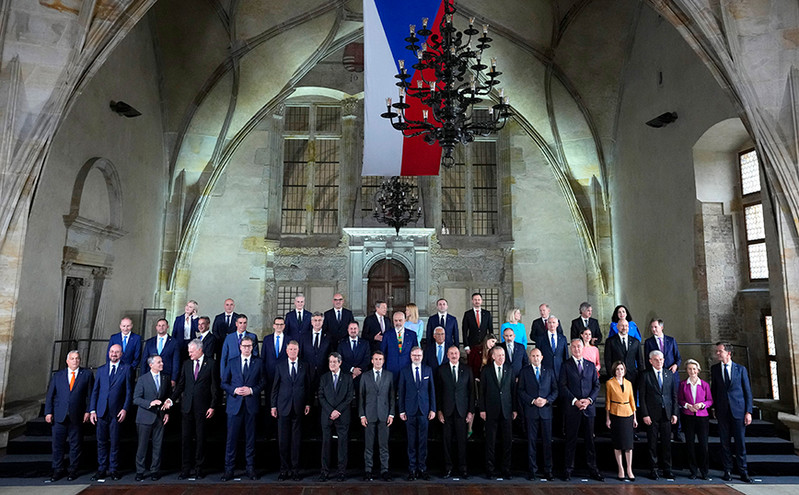 Times: «Κανείς δεν θέλει να κάτσει δίπλα στον άξεστο Ερντογάν στην Πράγα»