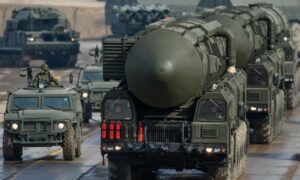 Ρωσία: Το υπουργείο Άμυνας πραγματοποιεί ασκήσεις με τη χρήση αυτοκινούμενων εκτοξευτήρων πυρηνικών πυραύλων
