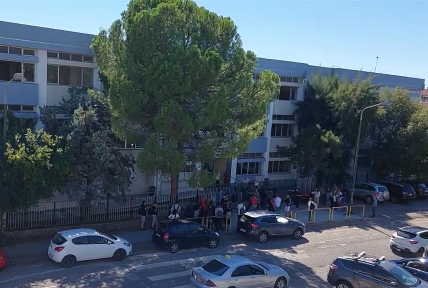Αγρίνιο: Μαθητές ξυλοκόπησαν καθηγητές - Τους σταμάτησε η αστυνομία (βίντεο)
