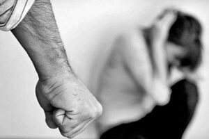 Κόρινθος: Βάναυση κακοποίηση της 28χρονης δείχνει η ιατροδικαστική έκθεση - Οι απειλές δεν έχουν τέλος