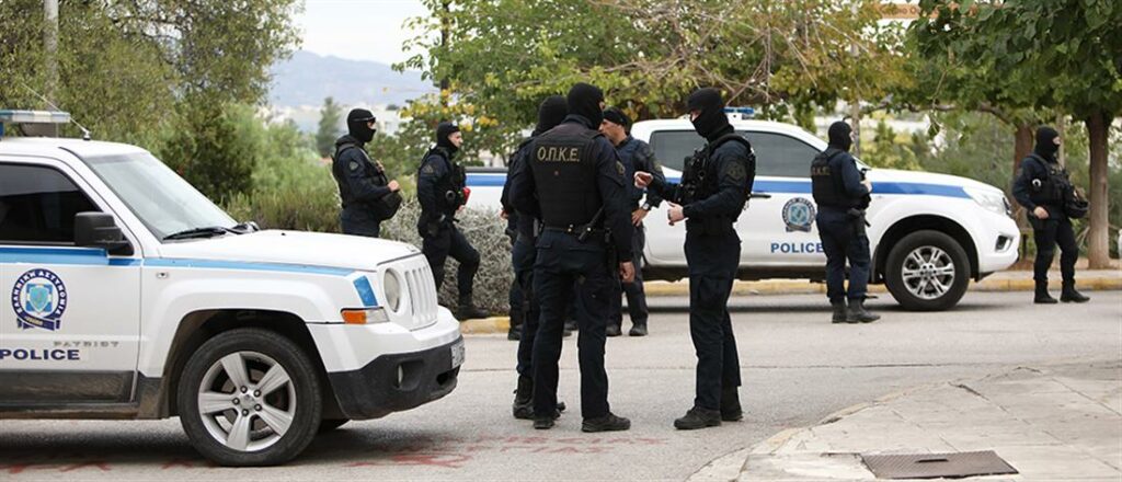 Πολυτεχνειούπολη: Μέλος της συμμορίας έκανε περιπολία με πιστόλι και πίτμπουλ (βίντεο)