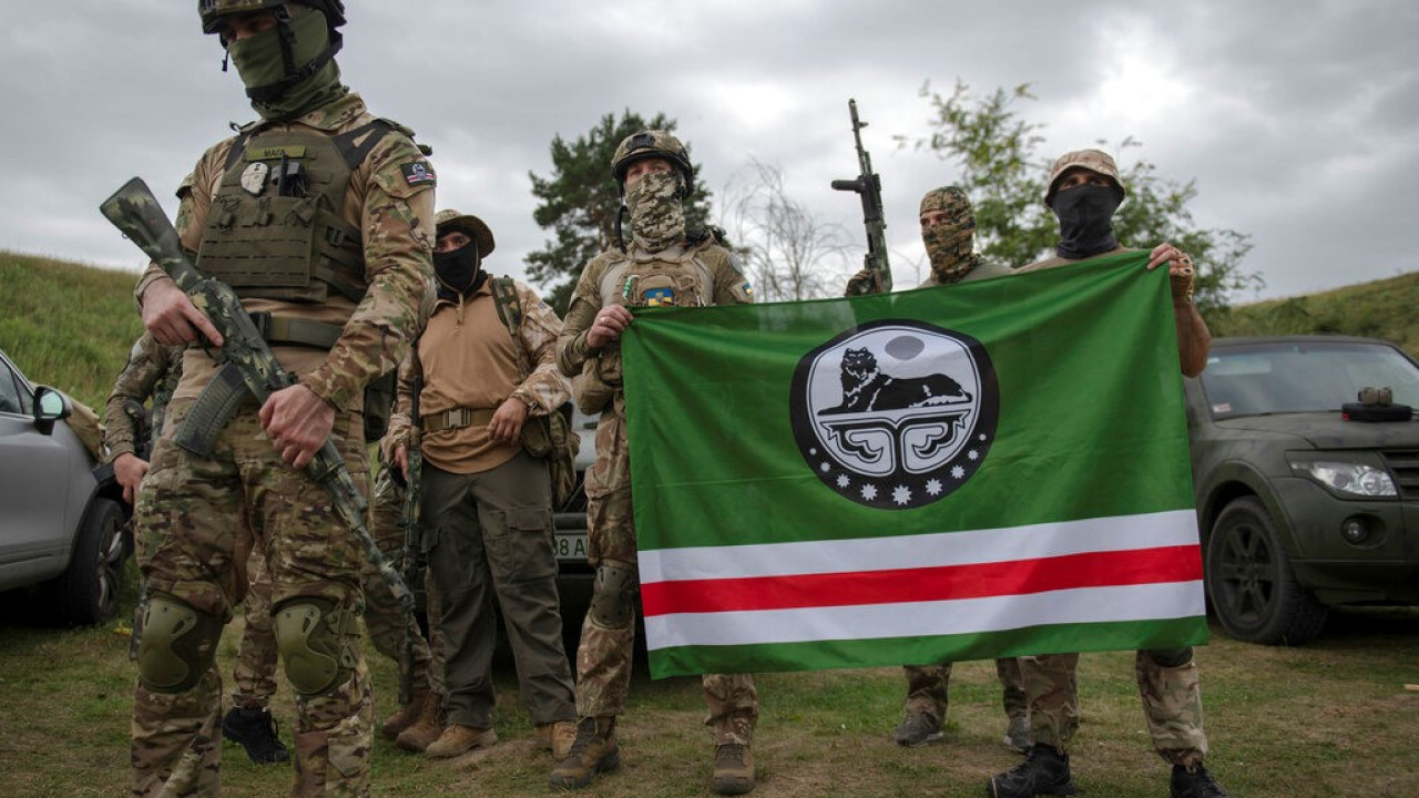 Πόλεμος στην Ουκρανία: Χιλιάδες Τσετσένοι με στολή πεζοναύτη αναχωρούν πάνοπλοι για το μέτωπο (βίντεο)
