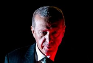 Politico: Ο Ερντογάν σέρνει την Τουρκία σε πόλεμο για να σώσει το τομάρι του